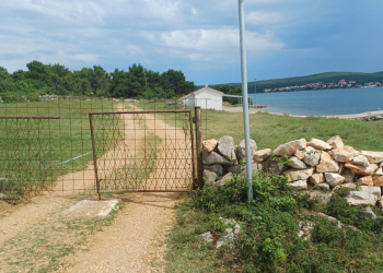 Netko je u Rudinama na Krku zatvorio pristup plaži!