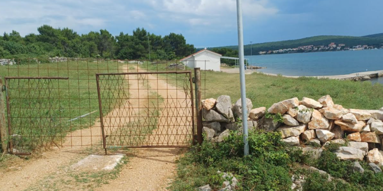Netko je u Rudinama na Krku zatvorio pristup plaži!