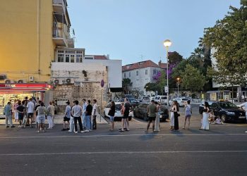 Ogromna gužva ispred jednog kioska u centru grada. Javio se Ivošević: “Trgovine cijeli vikend ne mogu raditi”