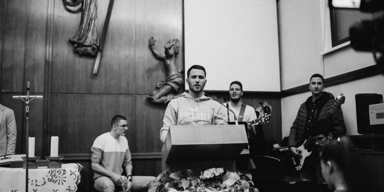 Okupljaju stotine mladih oko Isusa, napala ih i sotonistička sekta: Pričali smo s Nanovo rođenima