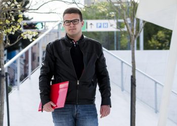 On je najmlađi zastupnik svih vremena: Desničar koji u sobi drži HOS-ovu zastavu