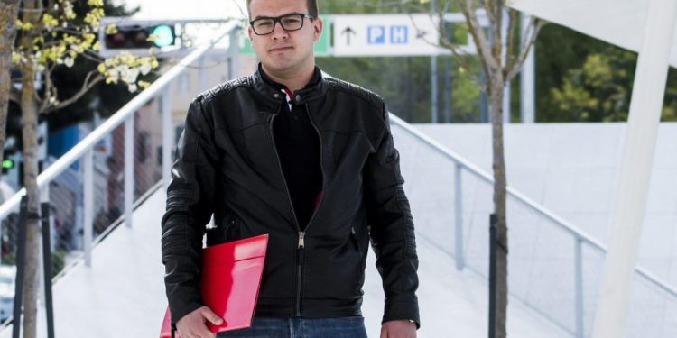 On je najmlađi zastupnik svih vremena: Desničar koji u sobi drži HOS-ovu zastavu