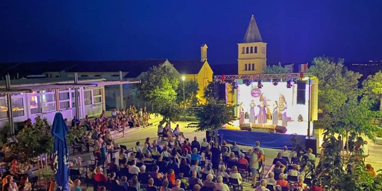 POVLJANA U PISMI Održan 21. susret klapa na otoku Pagu