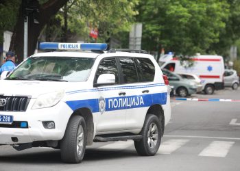 TRAJE OČEVID Pred ambasadom Izraela u Beogradu pogodio policajca samostrelom, policajac ga ubio | NACIONAL.HR