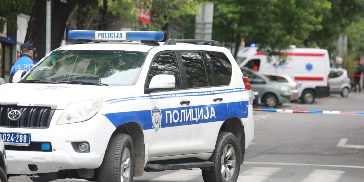 TRAJE OČEVID Pred ambasadom Izraela u Beogradu pogodio policajca samostrelom, policajac ga ubio | NACIONAL.HR