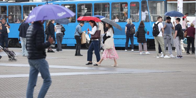 UPALJENI ALARMI Danas oblačno, popodne mogući pljuskovi. Evo kad se vraćaju vrućine