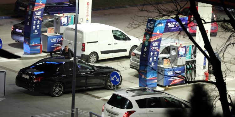 LOŠE VIJESTI ZA VOZAČE Od utorka poskupljuje gorivo, evo za koliko | NACIONAL.HR