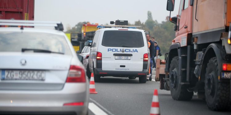 HAK Prometna nesreća na A1, vozi se jednim trakom. Bura na sjevernom Jadranu zaustavila vozila | NACIONAL.HR
