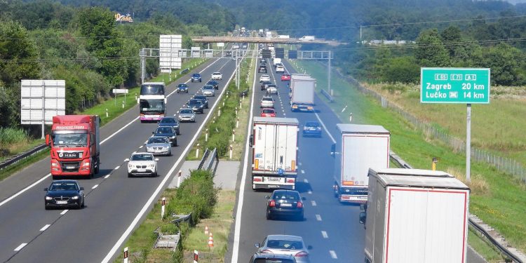 STIGLO LJETO, A I GUŽVE Planirate na more? Jedan dan je postao kritičan, evo savjeta stručnjaka | NACIONAL.HR