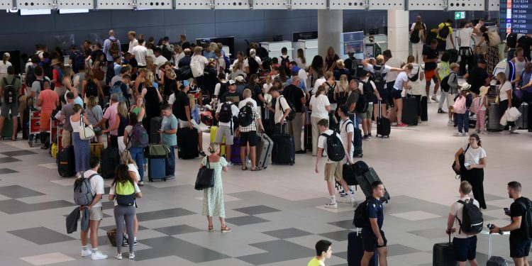 SPLIT Putnike zračne luke jutros iznenadila izvedba orkestra La Scale | NACIONAL.HR