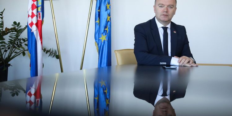 GREŠKE U IMOVINSKOJ KARTICI DP-ov ministar Ivan Šipić napisao da je član HDZ-a | NACIONAL.HR