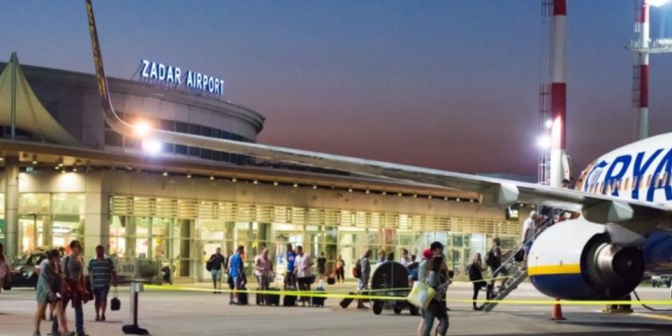 Pijani Britanac vrijeđao i ozlijedio policajca na zadarskom aerodromu