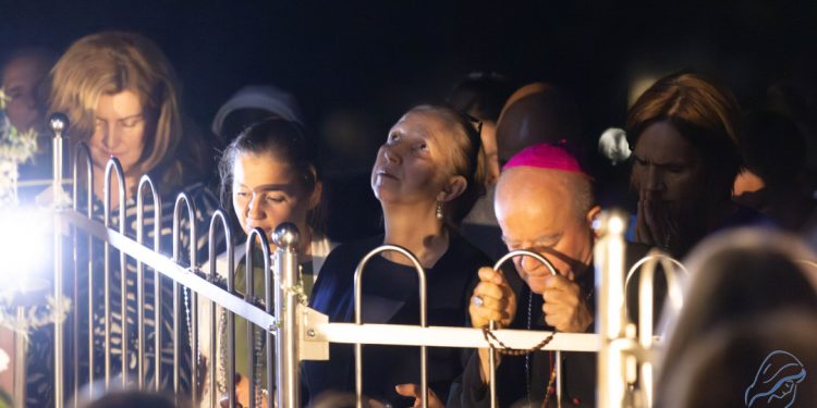 Povijesne scene iz Međugorja obilaze svijet: Biskup na koljenima za vrijeme ukazanja