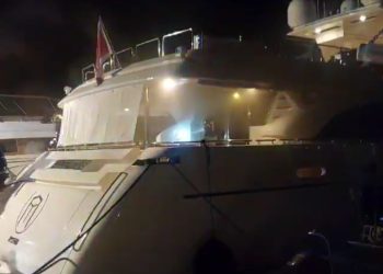 Požar u Makarskoj gasilo 11 vatrogasnih vozila i brod. Policija: “Na jahti su se nalazile tri osobe”