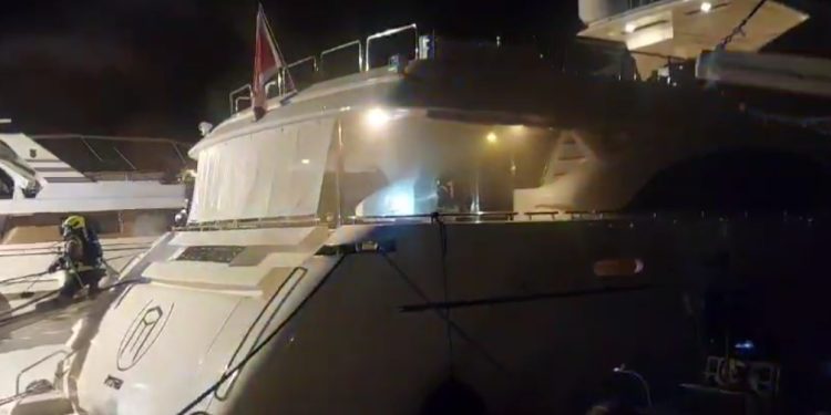 Požar u Makarskoj gasilo 11 vatrogasnih vozila i brod. Policija: “Na jahti su se nalazile tri osobe”