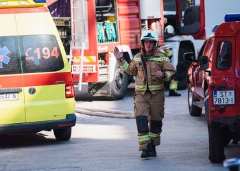 Požar u zgradi na Trsteniku: Na intervenciji devet vatrogasaca