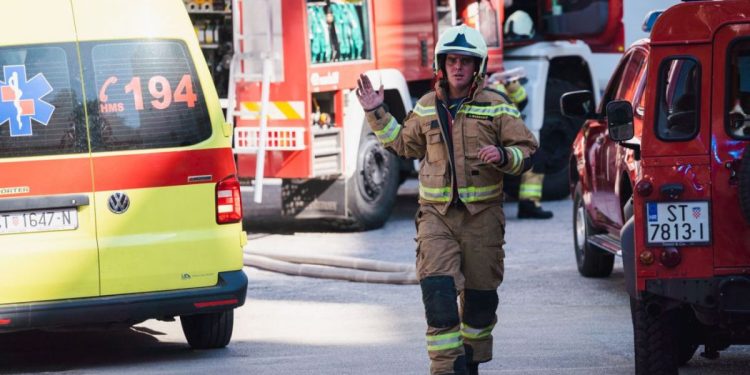 Požar u zgradi na Trsteniku: Na intervenciji devet vatrogasaca