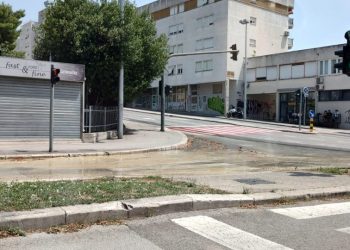 Pukla cijev u Ulici Matice hrvatske, voda se slijeva do križanja s Osječkom: ViK je na terenu, dio građana bez vode
