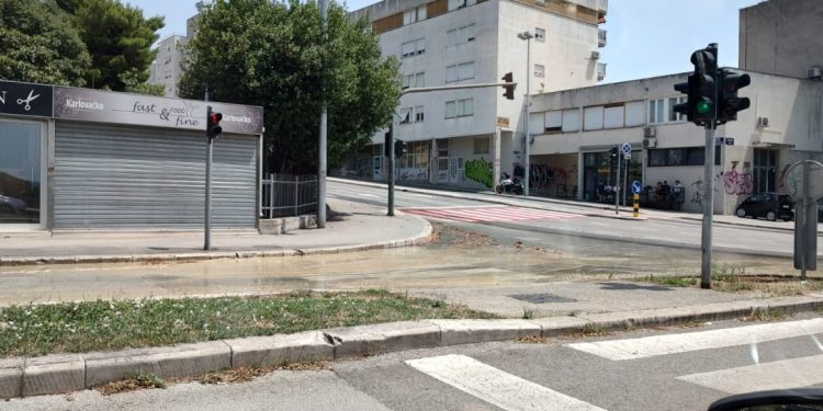 Pukla cijev u Ulici Matice hrvatske, voda se slijeva do križanja s Osječkom: ViK je na terenu, dio građana bez vode
