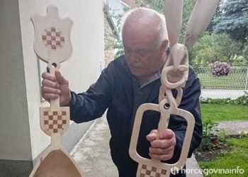 SAMOUKI MAJSTOR Ramski umirovljenik Ivan izrađuje gusle, neke su završile i u Austriji i Švicarskoj