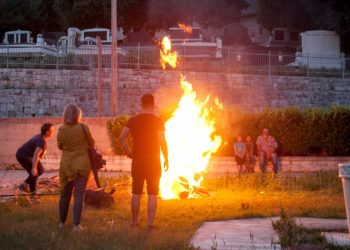 SVITNJACI DILJEM DALMACIJE Običaj koji nije nestao niti u modernim vremenima, ovako je bilo nedaleko od Splita
