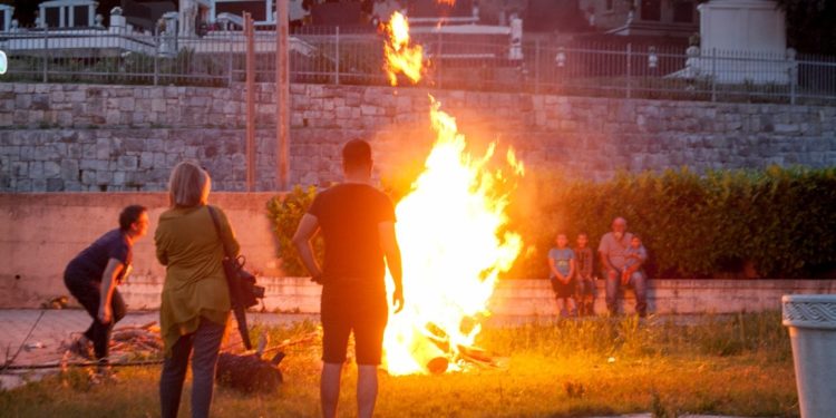 SVITNJACI DILJEM DALMACIJE Običaj koji nije nestao niti u modernim vremenima, ovako je bilo nedaleko od Splita