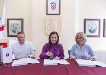 Samobor će dobiti novu školu: Potpisani Ugovori o rekonstrukciji i dogradnji