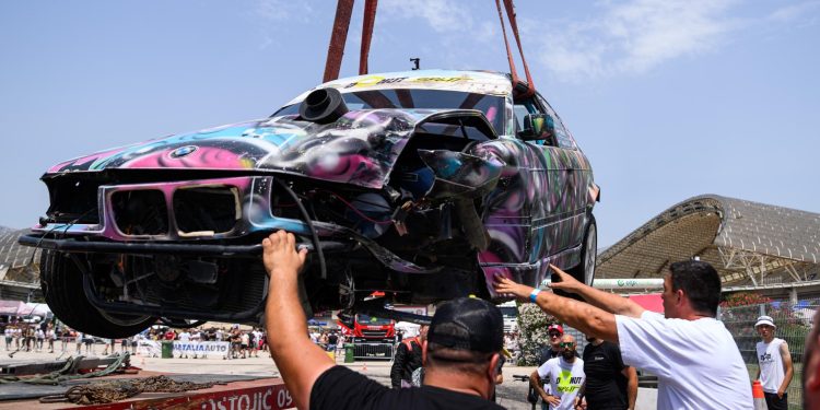 Slobodna Dalmacija – Drifterica u Splitu doživjela nezgodu i zabila se u betonski blok: ‘Di svi koče, ja dala gasa’ Imamo fotografije nezgode