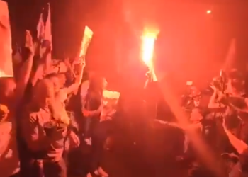 ZAPALILI LOMAČU Prosvjednici ispred doma Netanyahua, traže njegovu ostavku | NACIONAL.HR