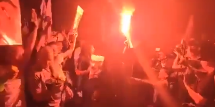 ZAPALILI LOMAČU Prosvjednici ispred doma Netanyahua, traže njegovu ostavku | NACIONAL.HR