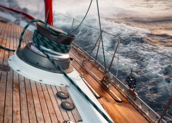 Spašeno 11 članova posade jedrilice s troje djece po olujnom nevremenu od udara u stijene kod Dugog otoka