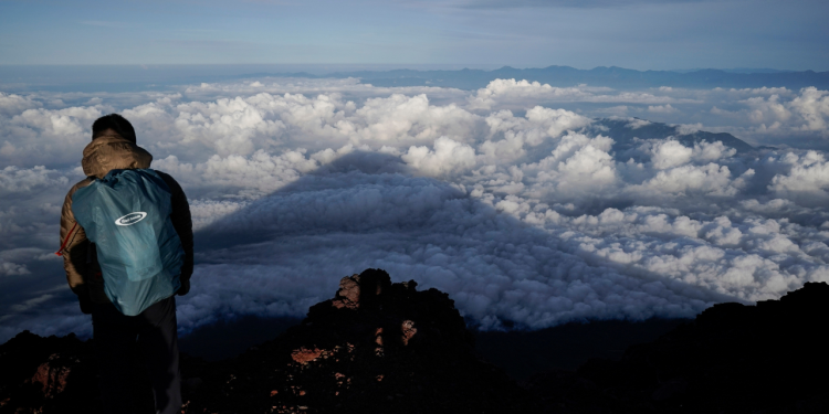 Spasioci rade na izvlačenju 3 tijela otkrivena na japanskoj planini Fuji