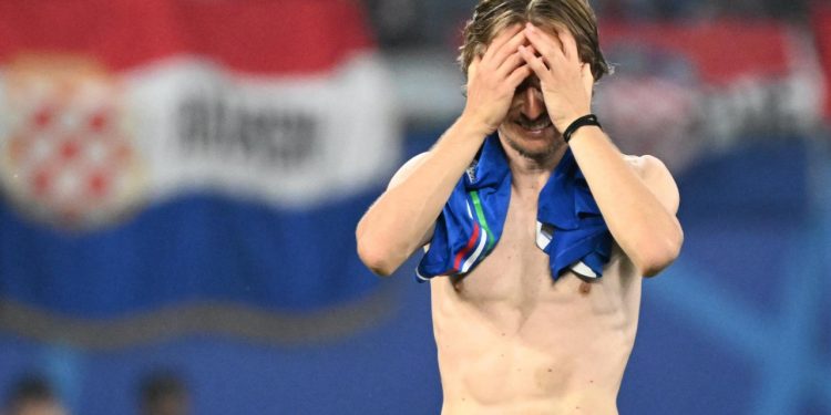 Sportske novosti – Modrić se slomio, a njegove suze zaboljele su cijeli nogometni globus. Ovo nije trenutak za oproštaj