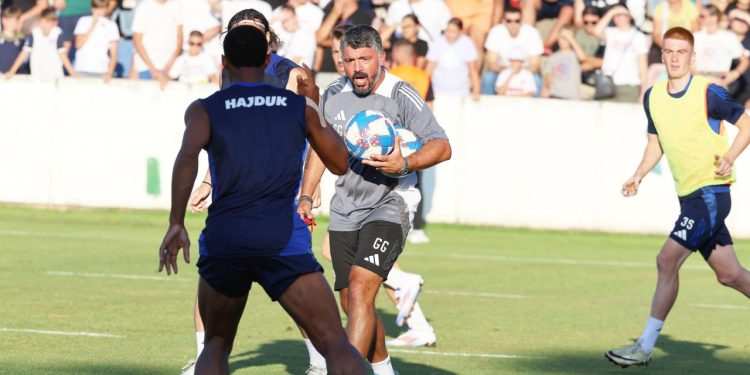 Sportske novosti – Navijači vjeruju u novi Hajduk, čekaju se Džeko i Rakitić, ali evo tko je bio glavna priča na ludom treningu