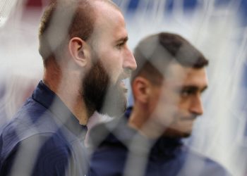 Sportske novosti – Novi skandal trese Srbiju, ‘orao raširio krila’ u kafiću i udario navijača: ‘Umjesto karantene ti ovdje piješ’