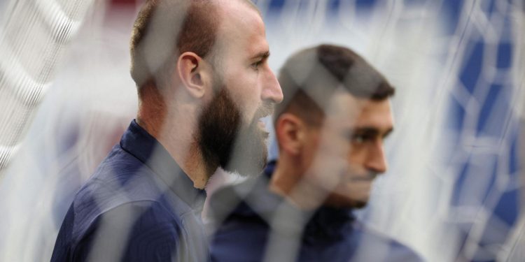 Sportske novosti – Novi skandal trese Srbiju, ‘orao raširio krila’ u kafiću i udario navijača: ‘Umjesto karantene ti ovdje piješ’