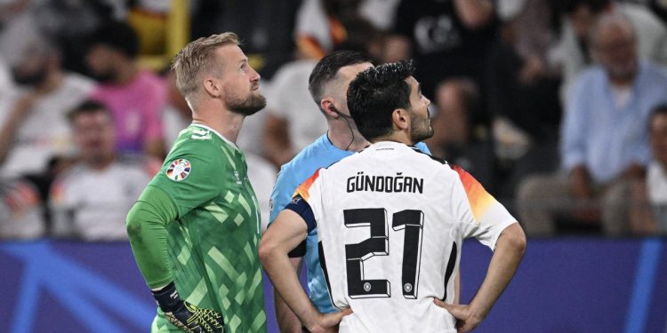 Sportske novosti – Otkrivena nevjerojatna drama na utakmici Njemačke i Danske: Policajci izvukli pištolje, svi su gledali prema krovu