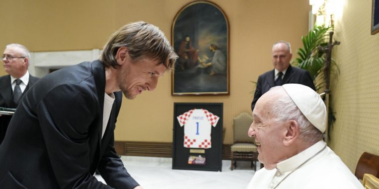 Sportske novosti – Pogledajte što su Vatreni donijeli papi Franji, Dalić poručio: ‘Naš slogan je samo jedna riječ’