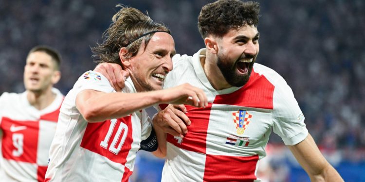 Sportske novosti – UŽIVO/VIDEO: Hrvatska vodi i ima prolaz u rukama! Modrić se iskupio za promašeni penal