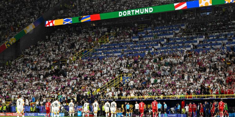 Sportske novosti – UŽIVO/VIDEO: Nezapamćena scena na Euru, utakmica je prekinuta, igrači zbog nevremena poslani u svlačionice