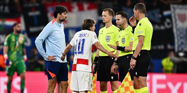Sportske novosti – Uefa nema milosti: Sudac koji je razbjesnio cijelu Hrvatsku izbačen s Eura!