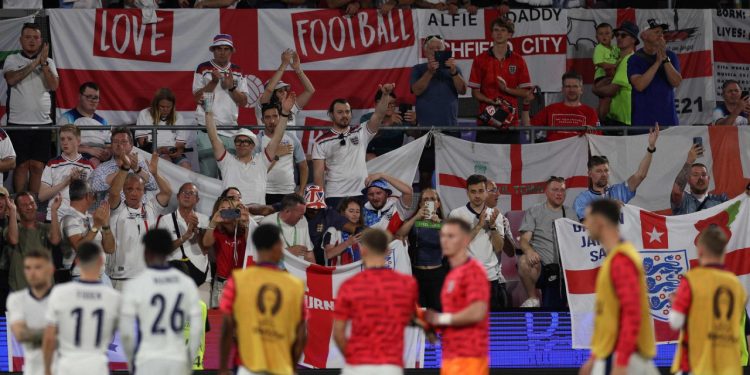 Sportske novosti – VIDEO Drama nakon utakmice Engleske: Navijači pivama zasuli teren, nastradale obitelji i djevojke igrača