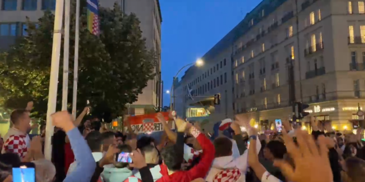 Sportske novosti – VIDEO: Hrvati okupirali Berlin. Stotine pjevaju ‘Bježite ljudi’, nadglasali i Nijemce u fan zoni