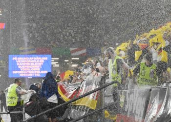 Sportske novosti – VIDEO Nestvarne scene na Euru, prekid je trajao gotovo pola sata, igrači završili u svlačionici, a dvojac luduje