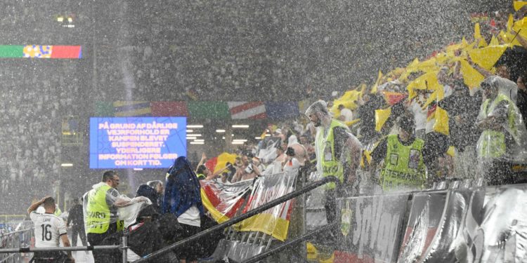 Sportske novosti – VIDEO Nestvarne scene na Euru, prekid je trajao gotovo pola sata, igrači završili u svlačionici, a dvojac luduje