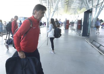 Sportske novosti – VIDEO: Pogledajte povratak Vatrenih u Zagreb, avion kasnio satima, ali navijači nisu odustali