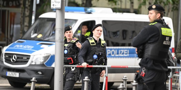 Sportske novosti – VIDEO: Policija intervenirala zbog hrvatskih navijača, a onda se pojavila legenda