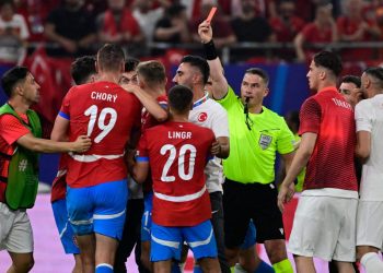 Sportske novosti – VIDEO: Totalni kaos u utakmici Češke i Turske. Sudac izgubio kontrolu pa bježao od igrača