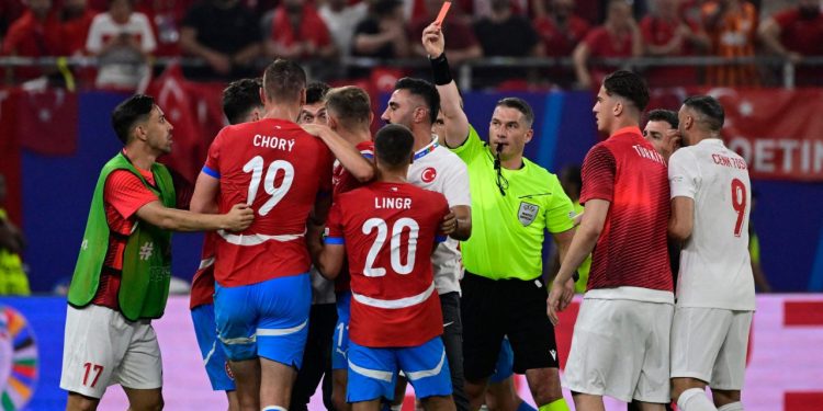 Sportske novosti – VIDEO: Totalni kaos u utakmici Češke i Turske. Sudac izgubio kontrolu pa bježao od igrača