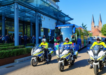 Sportske novosti – VIDEO: Utučeni Vatreni se vraćaju doma, izbornik i suigrači se već pred hotelom oprostili od trojice